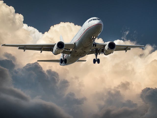 Sfaturi pentru călătorii sănătoase cu avionul