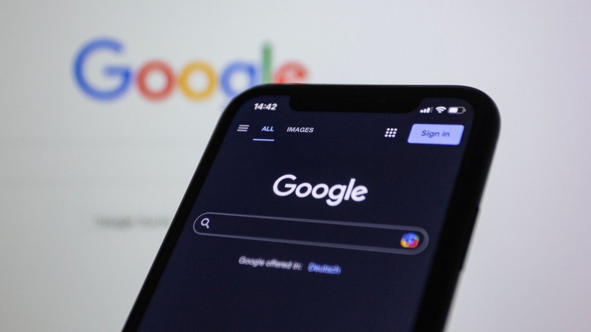 Google deschis pe telefon, imagine reprezentativă pentru căutările directe după numele unui brand
